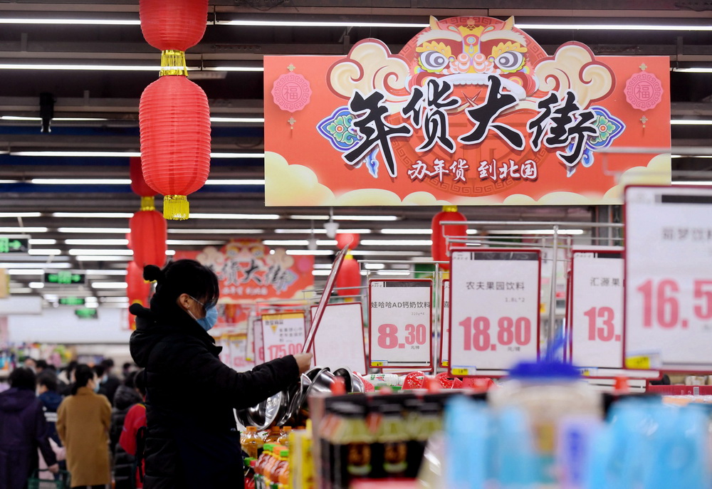 1月31日，石家庄市橋西區一家超市的工作人員在整理貨架。新華社記者 王曉 攝