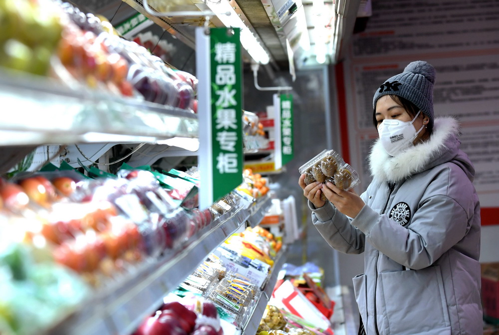 1月31日，市民在石家庄市橋西區一家超市內選購水果。新華社記者 王曉 攝
