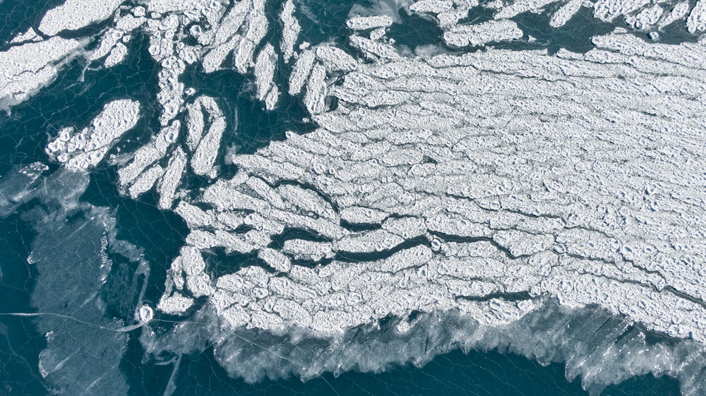 湖面結冰的納木錯（1月29日攝，無人機照片）。新華社記者 晉美多吉 攝