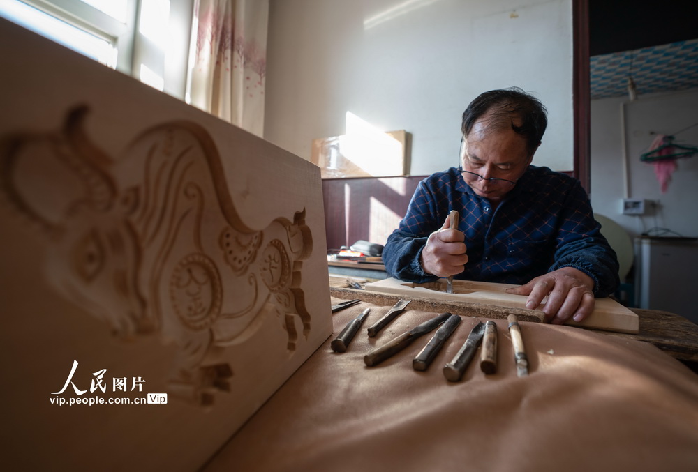 2021年2月2日，河北省黃驊市“面花模子”雕刻非遺傳承人高殿華正在刻面花模子。