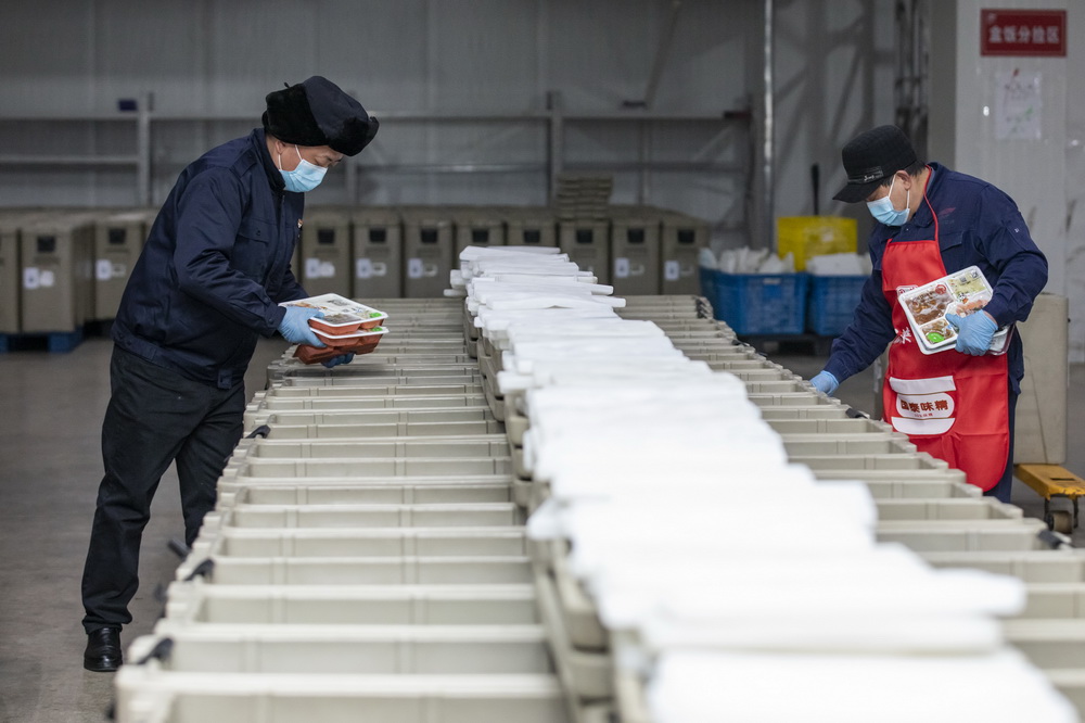 2月2日，在成都印象川之味餐飲有限公司冷鏈成品庫，工作人員將制好的冷鏈盒飯按照車次裝入保溫箱。新華社記者 沈伯韓 攝