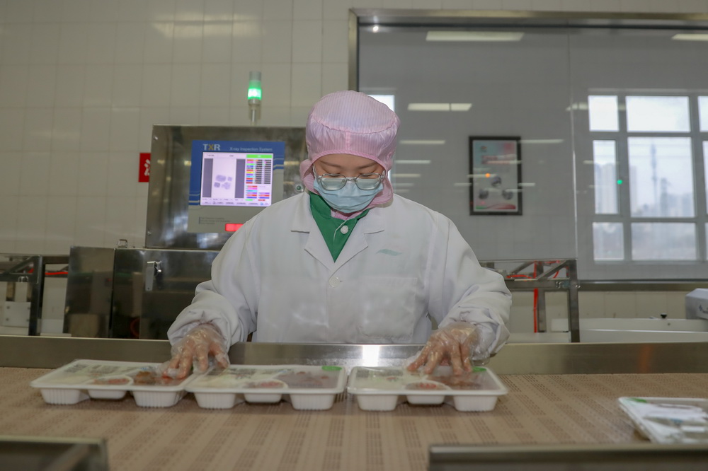 2月2日，在成都印象川之味餐飲有限公司包裝車間，工作人員在檢查成品飯盒。新華社記者 胥冰潔 攝