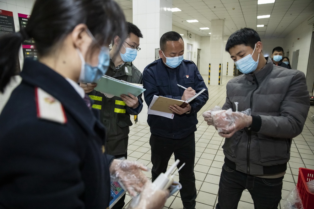 2月2日，在成都印象川之味餐飲有限公司，工作人員在檢查食材信息。新華社記者 沈伯韓 攝