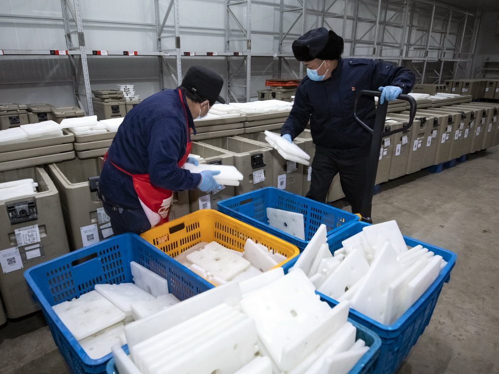 2月2日，在成都印象川之味餐飲有限公司的冷鏈成品庫，工作人員在冷鏈盒飯上放置冰塊。新華社記者 沈伯韓 攝