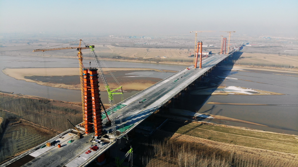 2月2日，中交二航局建筑工人在濟南鳳凰路黃河大橋施工（無人機照片）。