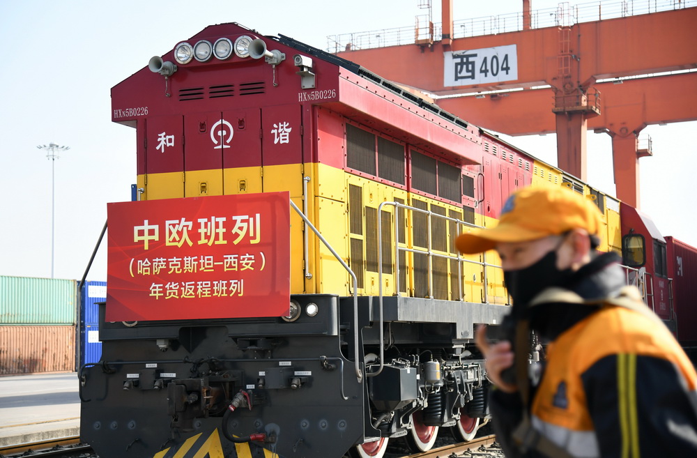 2月3日，滿載年貨的中歐班列抵達中國鐵路西安局集團有限公司新筑車站。