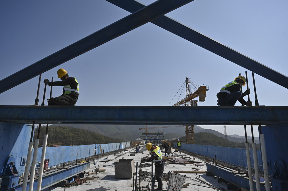 2月3日，中鐵四局工人在新建福廈鐵路西溪特大橋跨沈海高速連續梁上施工。