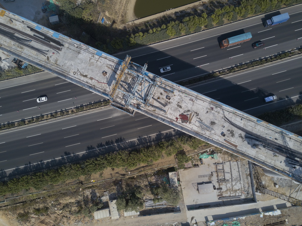 這是位於福建省廈門市的新建福廈鐵路西溪特大橋跨沈海高速連續梁（2月3日攝，無人機照片）。