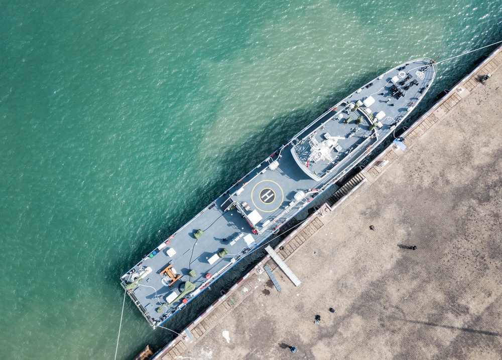 這是2月3日拍攝的停泊在海口秀英港的海底電纜綜合運維船“南電監查01”（無人機照片）。