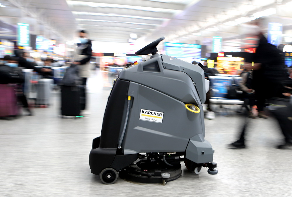 2月3日，智能机器人在上海虹桥火车站开展保洁消毒作业。