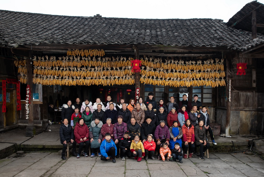 2月4日，吃完团年饭后，李家大院在家的居民照了全家福。新华社记者 江宏景 摄