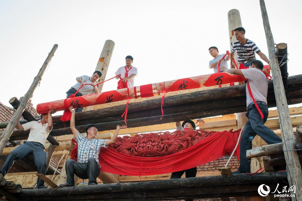 “上梁”是農村建房最重要的環節，它宣布了新居即將大功告成。體現出人們對幸福生活的不斷追求。朱孝榮2017年8月21日拍攝於湖南省汝城縣。