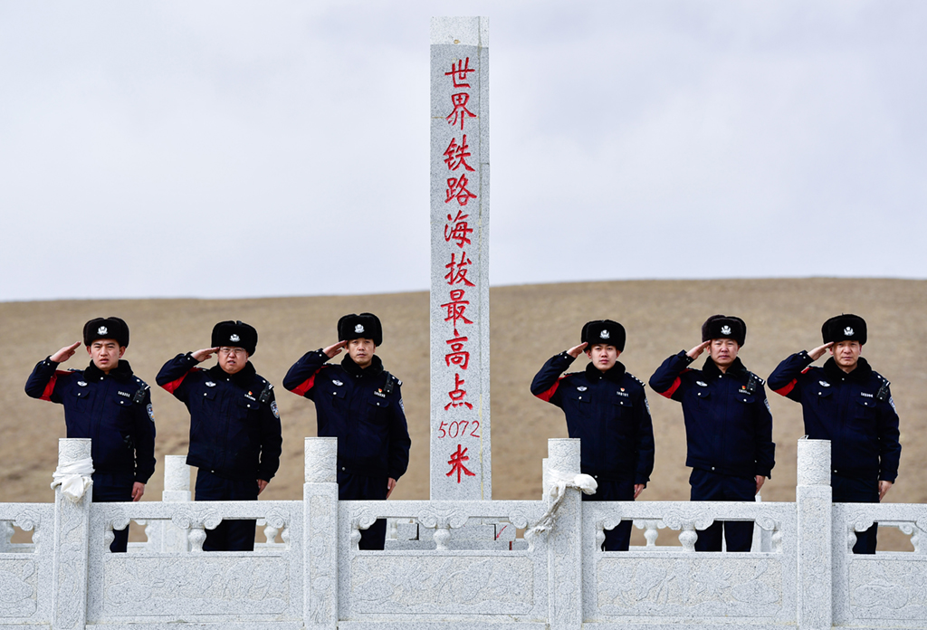 2月4日，沱沱河站派出所巡線民警在“世界鐵路海拔最高點”標志碑前合影。 新華社記者 張龍 攝