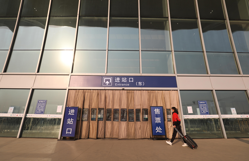 2月9日，在石家庄火車站，旅客正在進站乘車。新華社發（梁子棟 攝）
