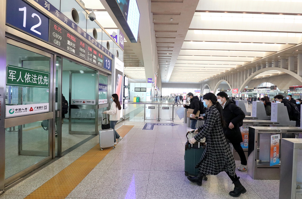 2月9日，在石家庄火車站，旅客通過檢票閘機准備乘車。新華社發（梁子棟 攝）