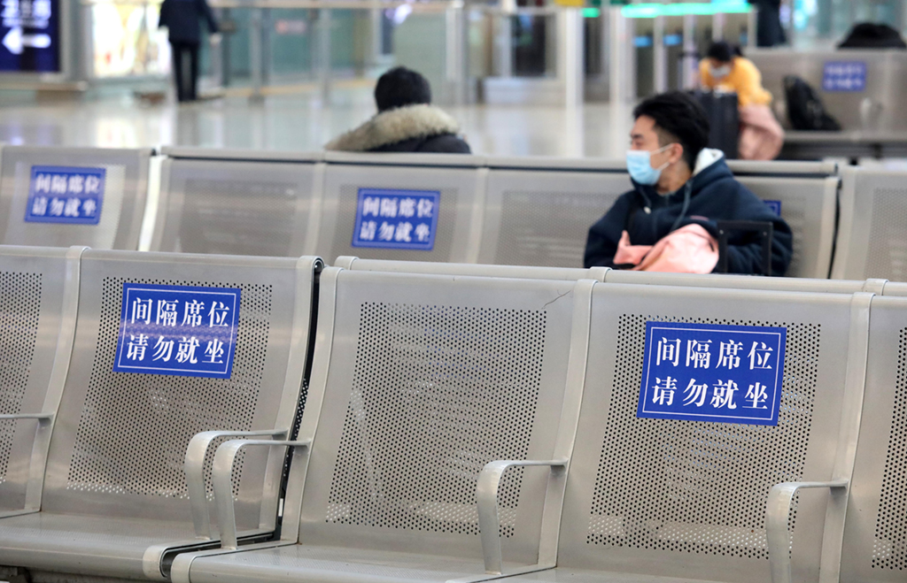 2月9日，在石家庄火車站候車大廳，旅客正在等候乘車。新華社發（梁子棟 攝）