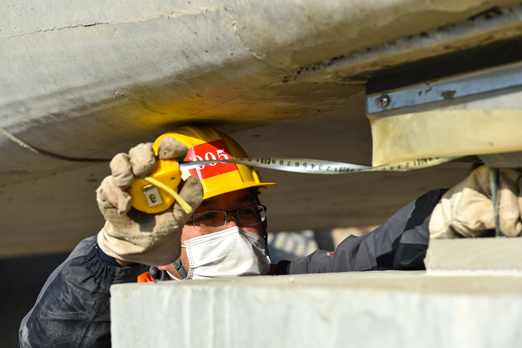 2月9日，在鄭太高鐵太焦段的白北村烏馬河大橋，工人張秋生在檢測四角高差。 新華社記者 柴婷 攝