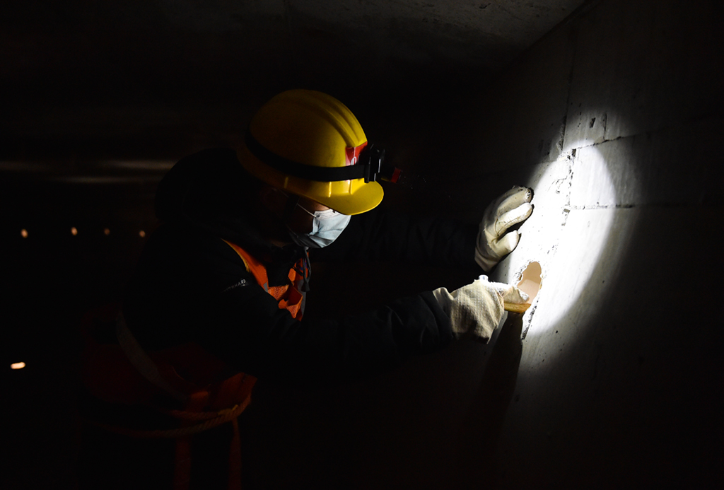 2月9日，在鄭太高鐵太焦段的白北村烏馬河大橋的梁體內，工人郭永強在清理排氣孔。新華社記者 柴婷 攝