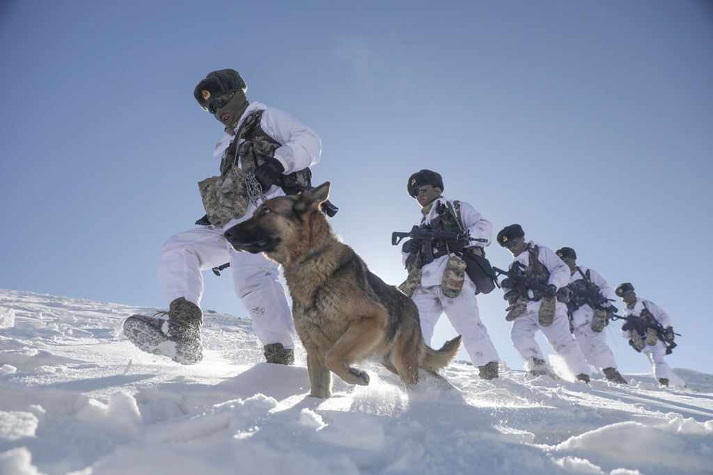 2月11日，駐守帕米爾高原的新疆喀什軍分區某邊防團托克滿蘇邊防連官兵按計劃對海拔5100米的山口實施例行巡邏。新華社發（姬文志 攝）