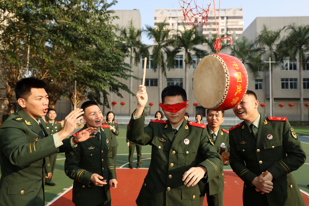 2月12日，武警海南總隊某部官兵在游園活動中做游戲。新華社發（雷轍 攝）