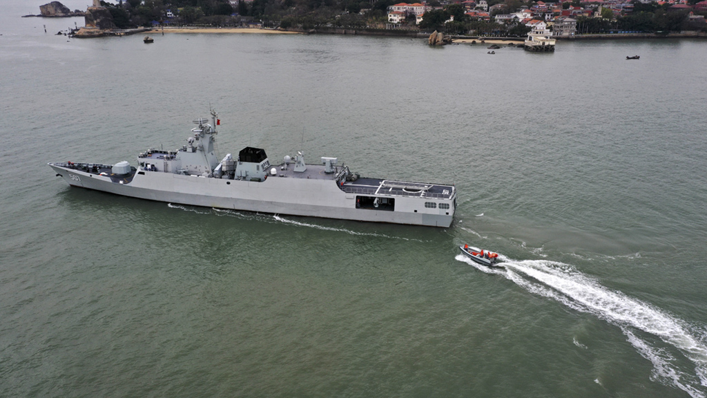 2月9日，海軍銅仁艦從某軍港解纜啟航，奔赴某海域執行春節戰備值班任務（無人機照片）。新華社發（周道先 攝）