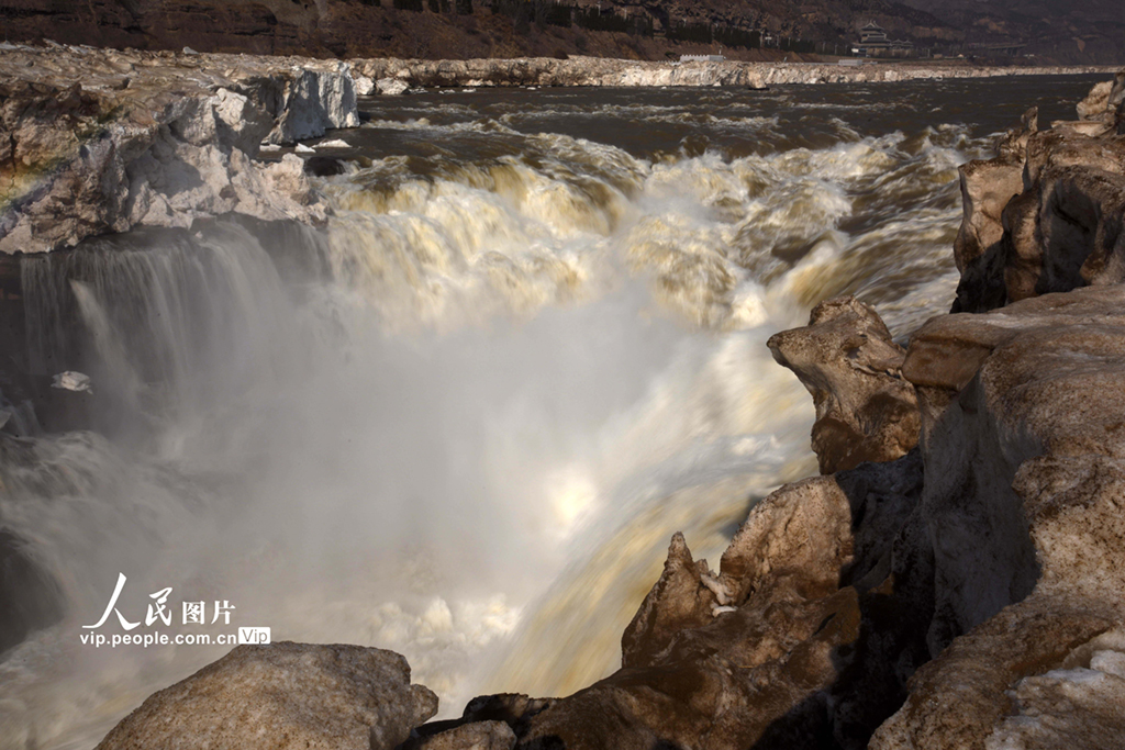 2021年2月12日，在山西臨汾市吉縣拍攝的奔騰咆哮的黃河壺口瀑布。