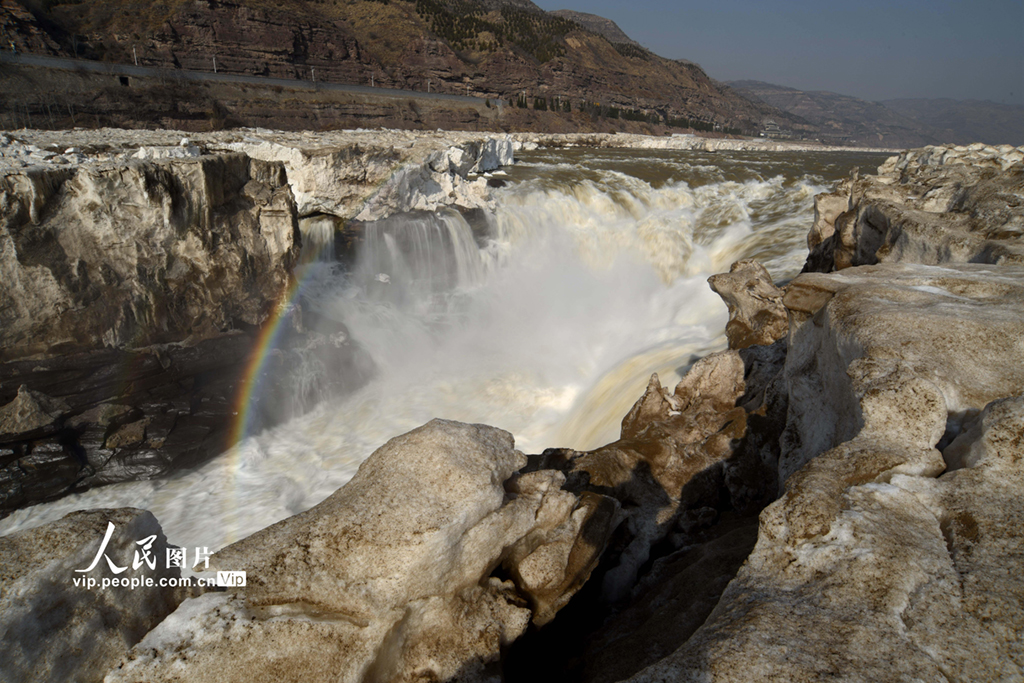 2021年2月12日，在山西臨汾市吉縣拍攝的奔騰咆哮的黃河壺口瀑布。