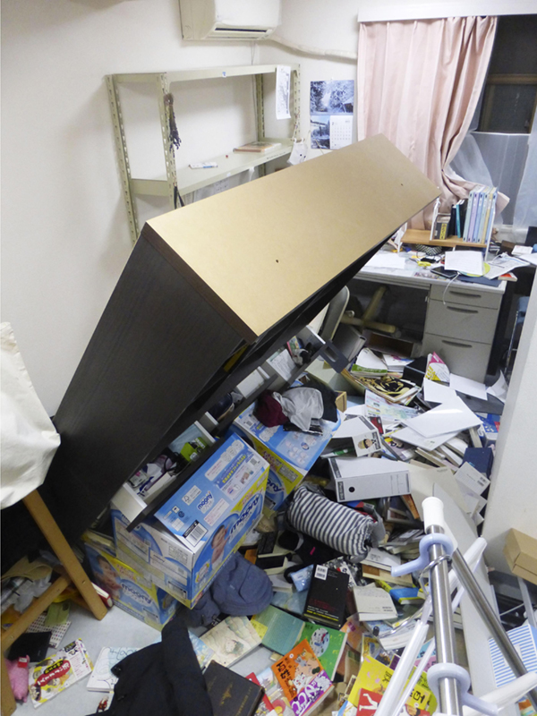 2月13日，日本福島縣郡山市居民家中的家具被地震晃倒。 新華社/共同社