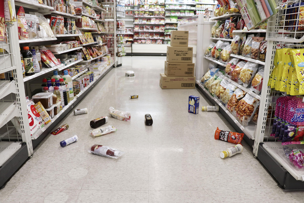 2月13日，日本宮城縣仙台市一間商店中的商品受地震影響掉落。新華社/共同社