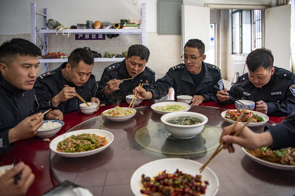 在西藏林芝邊境管理支隊墨脫大隊背崩邊境派出所，民警在吃工作餐（2月10日攝）。 新華社記者 孫非 攝