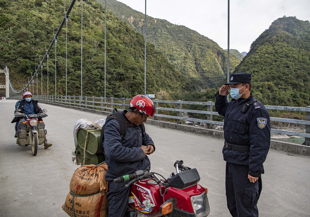 在三代解放大橋上，西藏林芝邊境管理支隊墨脫大隊背崩邊境派出所的民警在檢查過往車輛和人員（2月10日攝）。 新華社記者 孫非 攝