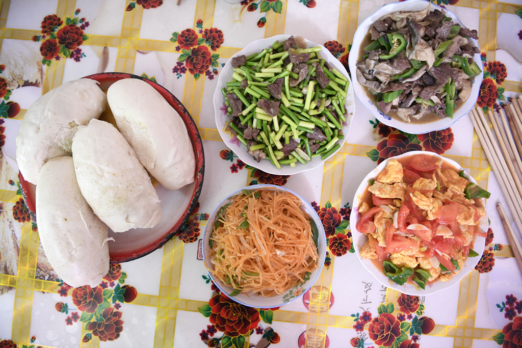 2月11日拍攝的張俊明一家人的午飯。 新華社記者 王鵬 攝