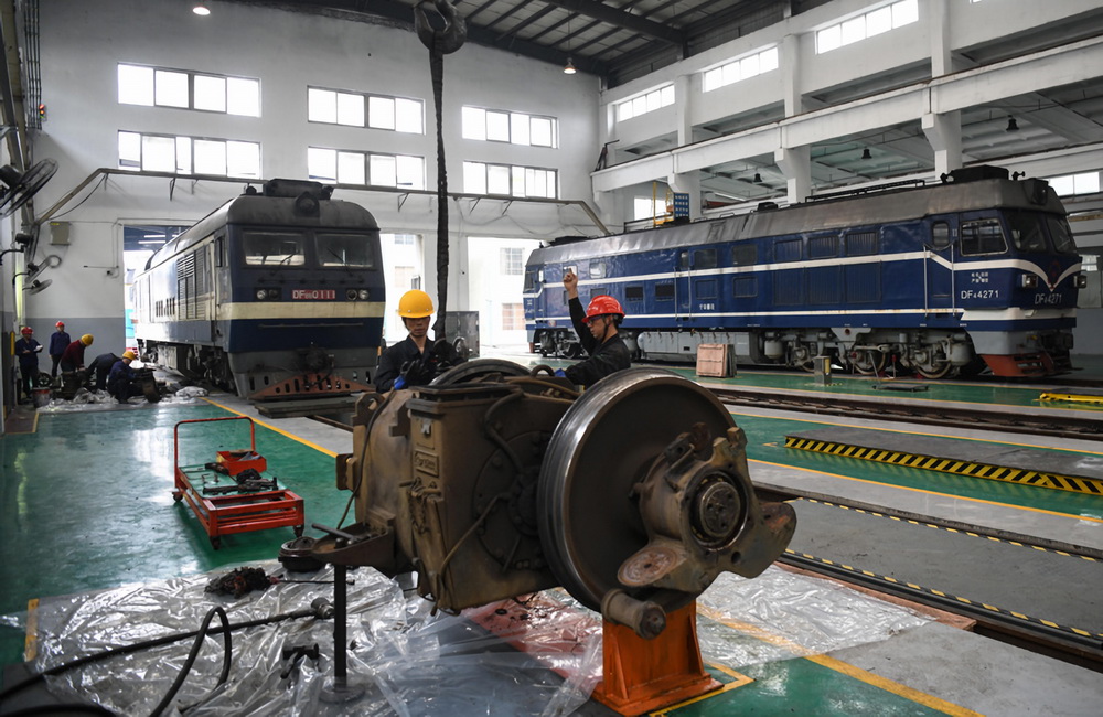 2月16日，在柳州機務段檢修庫，“落輪工”在維修機車齒輪箱。