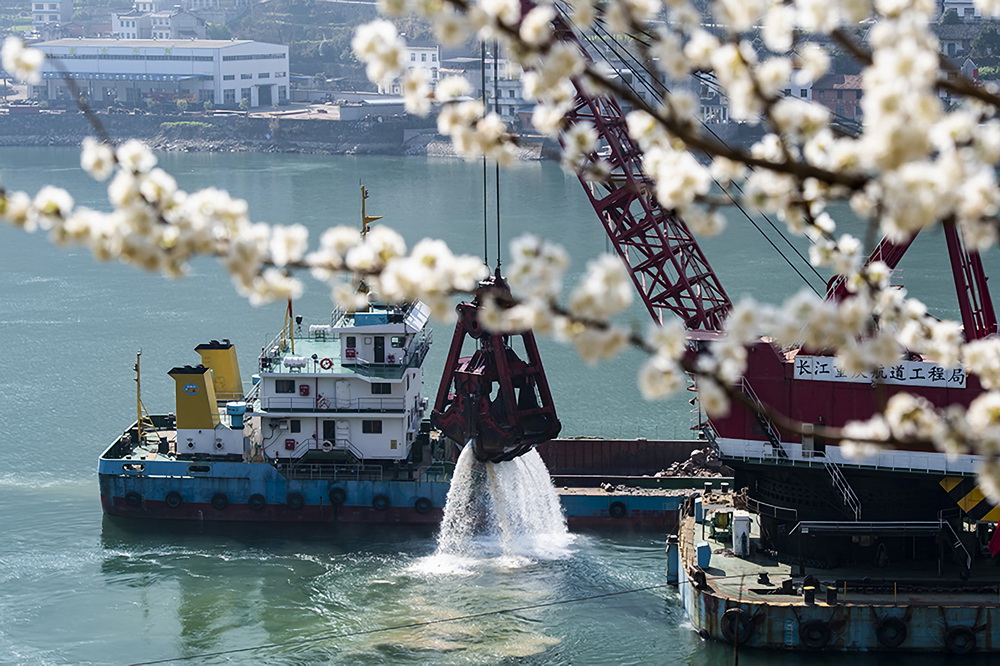 2月16日，施工船舶在三峽大壩下游蓮沱水域進行施工作業。
