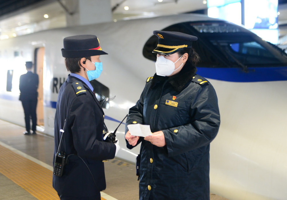 2月17日，在石家庄站站台，工作人員進行工作交接。