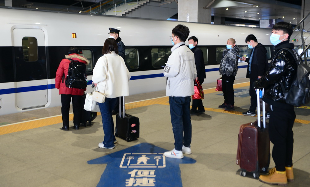 2月17日，在石家庄站站台，旅客排隊等候上車。