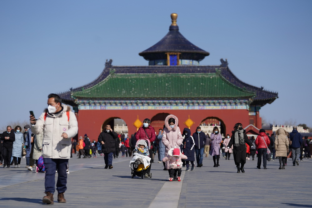 2月17日，游客在天壇公園參觀游覽。