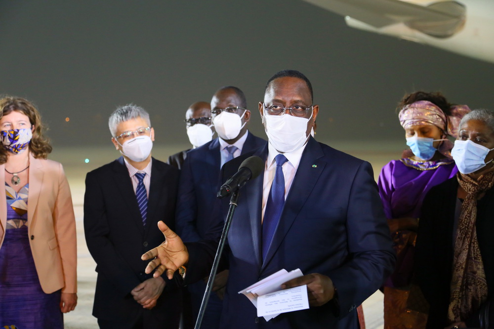 2月17日，在塞內加爾達喀爾布萊茲·迪亞涅國際機場，塞內加爾總統馬基·薩勒（前）在接收中國國藥集團新冠疫苗儀式上講話。
