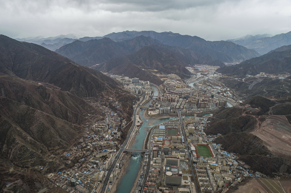 這是2月17日拍攝的西藏昌都市卡若區（無人機照片）。