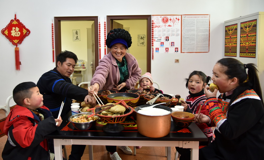 2月17日，巴木玉布木夫婦在外出打工前和孩子們吃了一頓團圓飯。