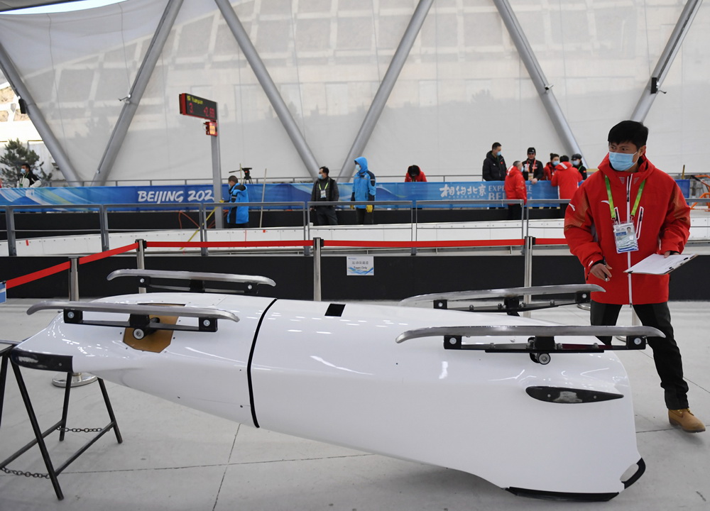 圖為2月20日，在延慶賽區國家雪車雪橇中心，工作人員檢錄參賽選手的雪車。新華社記者 張晨霖 攝