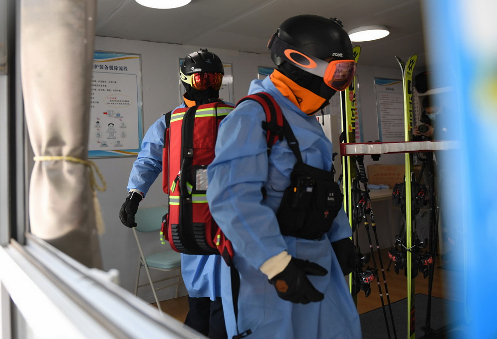 圖為2月20日拍攝的延慶賽區國家高山滑雪中心醫療隊醫生。新華社記者 張晨霖 攝