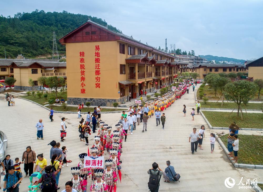 在易地扶贫搬迁安置区里，村民庆祝喜迁新居。周建荣2019年7月7日拍摄于湖南省凤凰县禾库乡。