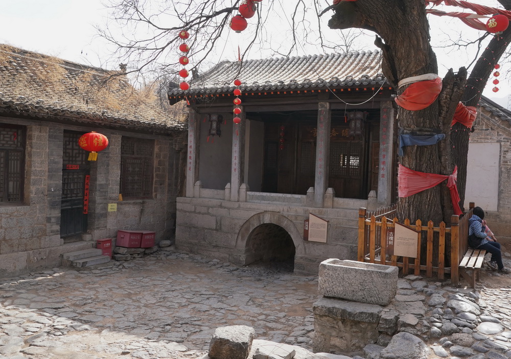 2月21日拍摄的井陉县南障城镇大梁江村的古戏楼。