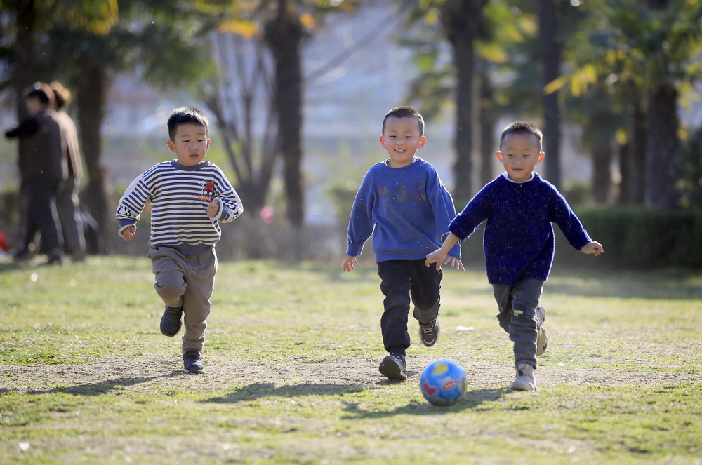 2月20日，在甘肅省隴南市的濱江濕地公園，小朋友在玩耍。新華社發（冉創昌 攝）