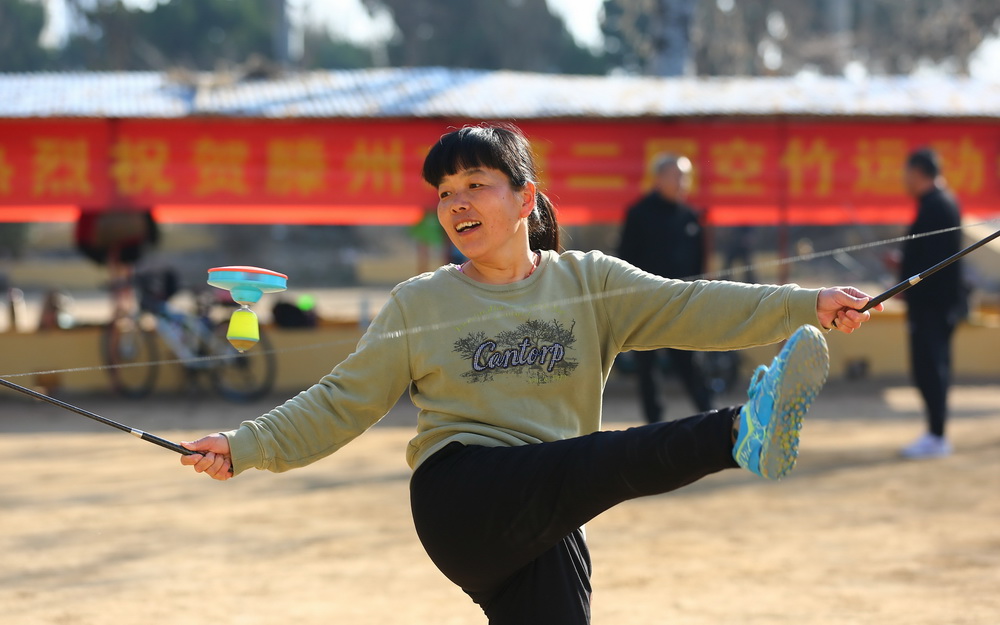 2月21日，健身愛好者在山東省滕州市荊河公園抖空竹。新華社發（李志軍 攝）