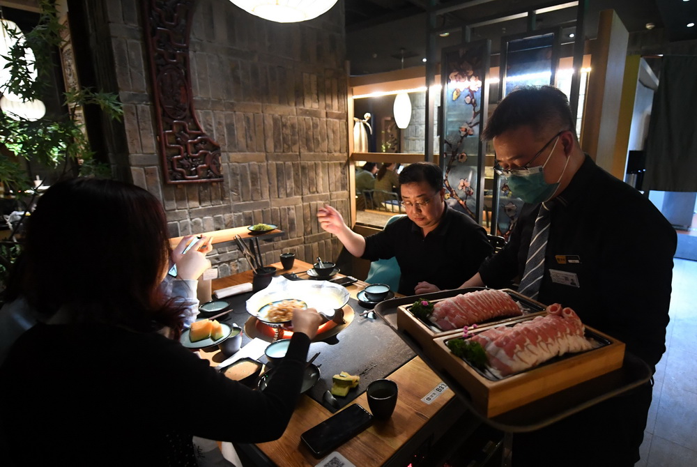 2月22日，顾客在石家庄市桥西区华润万象城一家餐厅内用餐。