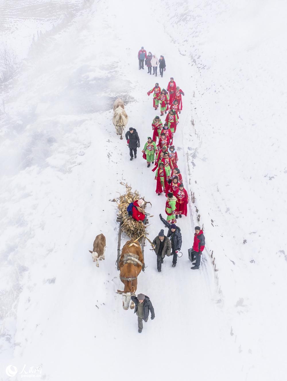 為了迎接元旦、春節，村民踏雪彩排秧歌。朱毓峰2017年12月24日拍攝於吉林省樺甸市樺甸鄉。