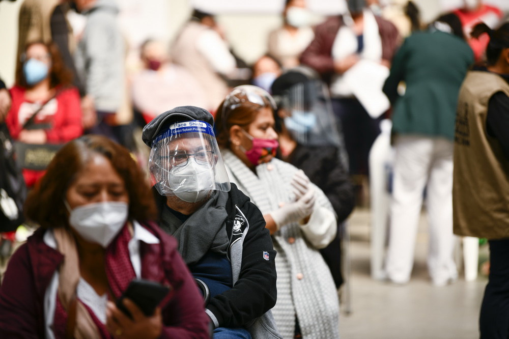 2月22日，在墨西哥埃卡特佩克，人們等待接種中國科興新冠疫苗。新華社記者 辛悅衛 攝