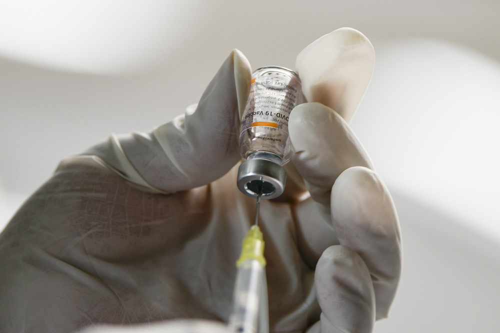 2月22日，在墨西哥埃卡特佩克，醫務人員進行新冠疫苗接種的准備工作。新華社記者 辛悅衛 攝